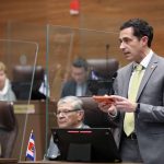 Frente Amplio sugiere una medida para garantizar que los empleados tengan derecho a sentarse.