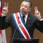 El senador estadounidense se encuentra con el emigrado deportado a la prisión de El Salvador
