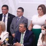 Drones atacan en el noreste de Colombia, causando la muerte de un hijo y dejando cuatro heridos.