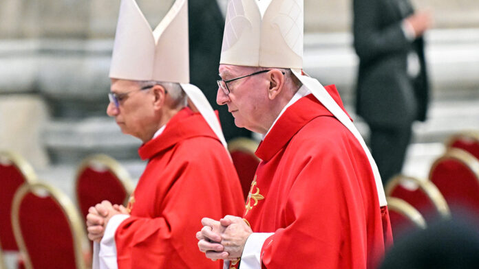 Los cardenales Pietro Parolin y Robert Francis Prevost en la Ciudad del Vaticano, el 2 de mayo de 2025.